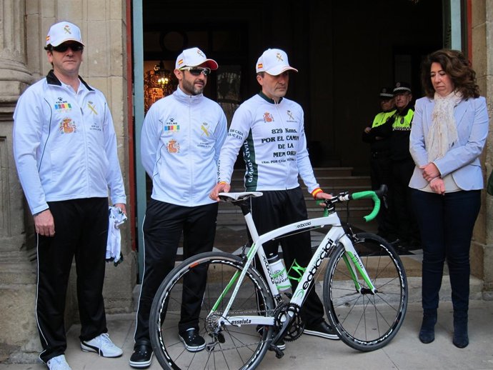 Los dos guardias civiles que recorrerán los 829 kilómetros junto a la delegada