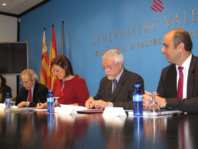 Català y los nietos del maestro Palau firman el comodato acompañados por M.Tomás