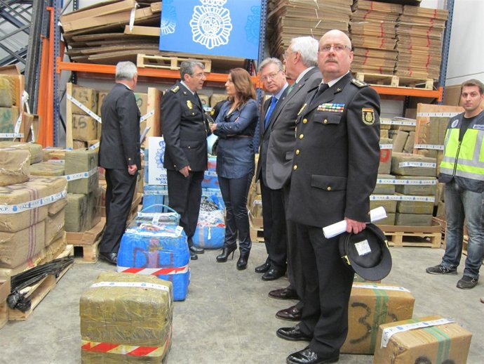 Crespo, los subdelegados y los mandos policiales entre los fardos de hachís