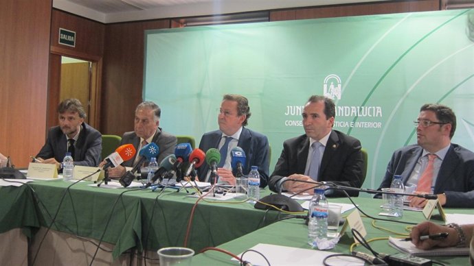 El consejero de Justicia, Emilio de Llera, presenta el Plan Romero en Huelva.
