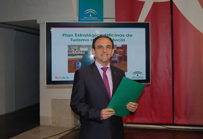 El consejero de Turismo y Comercio Rafael Rodríguez