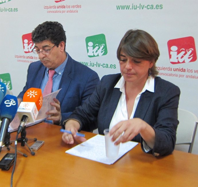 Diego Valderas y Elena Cortés, hoy en rueda de prensa 
