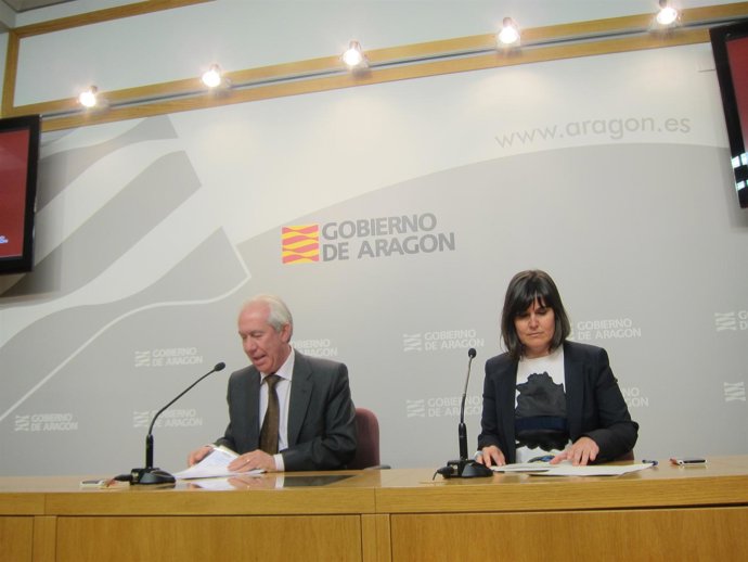 Francisco Bono y Elena Allué presentan el plan 'Aragón Acoge'.