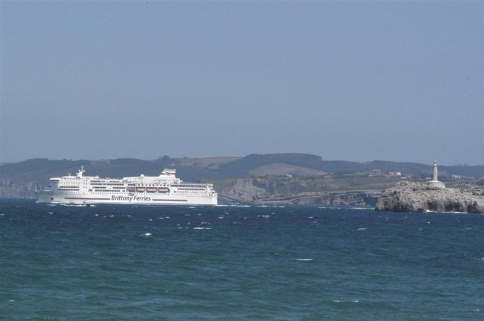 Ferry En El Puerto De Santander