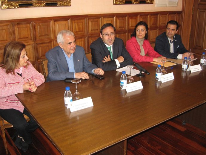 Polanco (C) con los miembros de las dos asociaciones