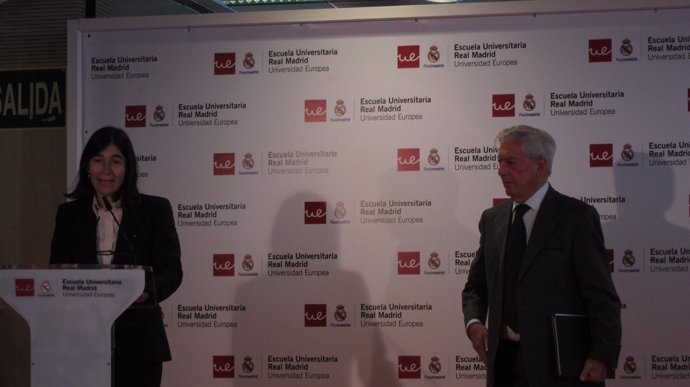 La directora del CNIO, María Blasco, junto a Mario Vargas Llosa