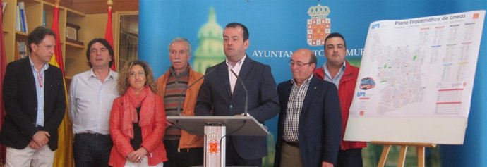 Iniesta presenta las nuevas líneas urbanas