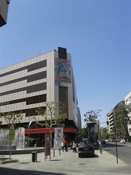 La sede central de CajaSur exhibe una de las obras, colgada bajo el reloj