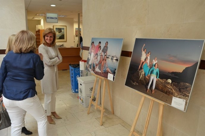 Inauguración de la muestra de fotos de la AECC en Fuengirola