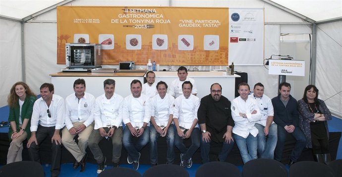 Miembro Del Equipo De Organización De La Semana Del Atún Rojo