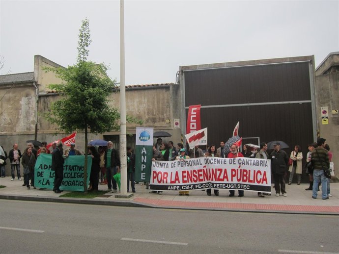 Protesta contra los recortes en Educación en el Parlamento