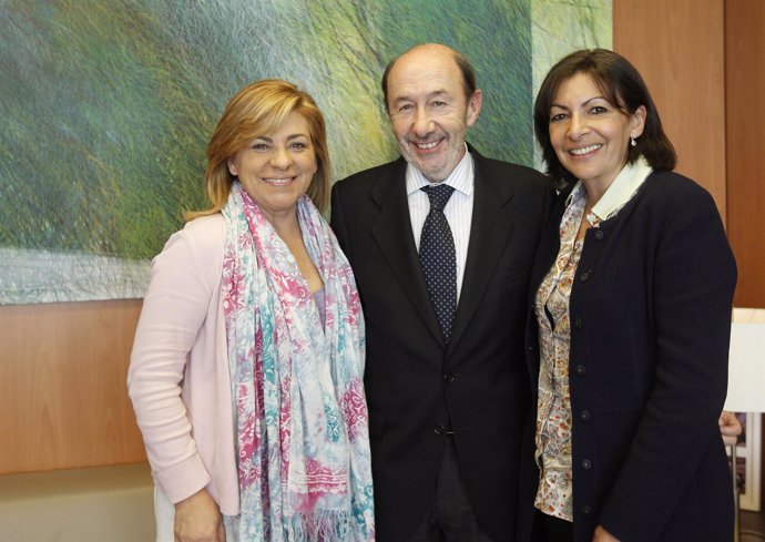 Rubalcaba y Valenciano con la candidata a la Alcaldía de París, Anne Hidalgo