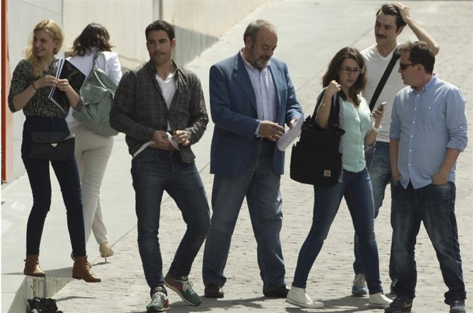 Miguel Ángel Silvestre junto a sus compañeros de reparto