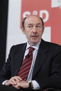 Rubalcaba respalda a Navarro porque en la cumbre catalana rechazó la independencia y reclamó un diálogo sobre el empleo