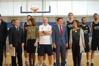 González dice que Montoro defiende lo mismo que Aguirre, Rajoy y todos los militantes del PP, "que es bajar impuestos"