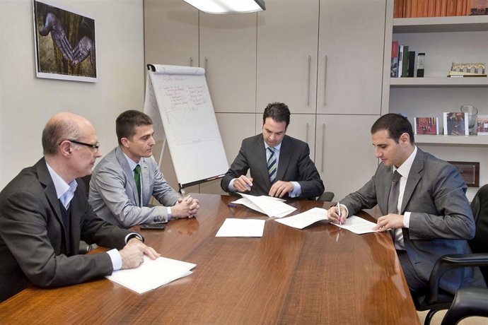 El consejero Alli en la firma para convocar el Premio Navarra a la Solidaridad.