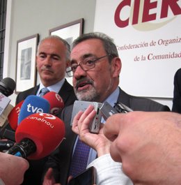 J.V.González (Cierval) atiende a los medios junto a J.Matas (SabadellCAM).