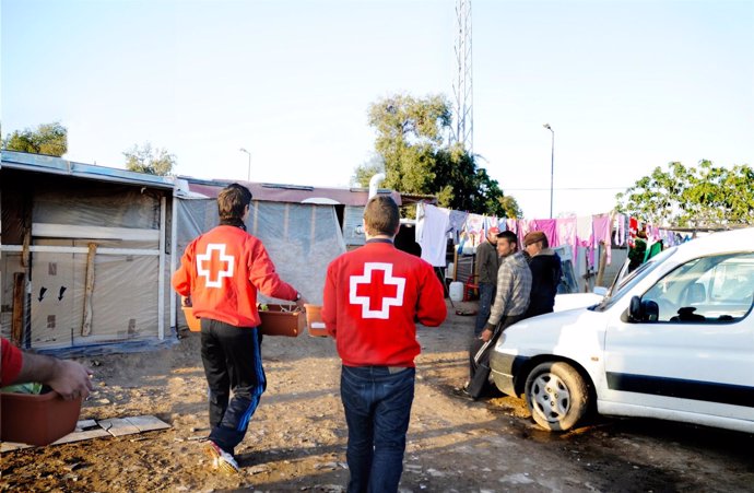 Atención de Cruz Roja a inmigrantes en asentamientos