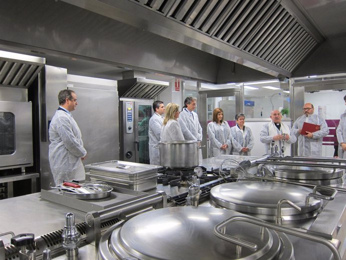 El centro hospitalario inaugura sus nuevas instalaciones de cocina