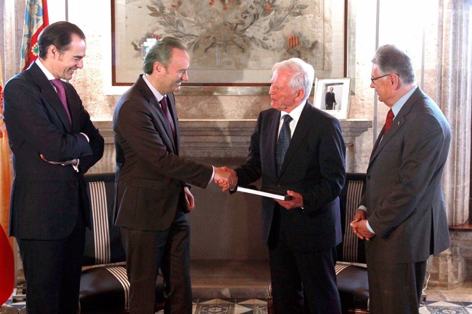 Fabra recibe al Nobel Harald Zur Hausen