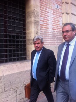 Blanco Balín acompañado de su abogado en el TSJCV