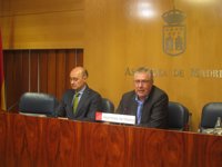 PSOE acusa a la Comunidad de ordenar desmantelar mesas de recogida de firmas contra la externalización sanitaria