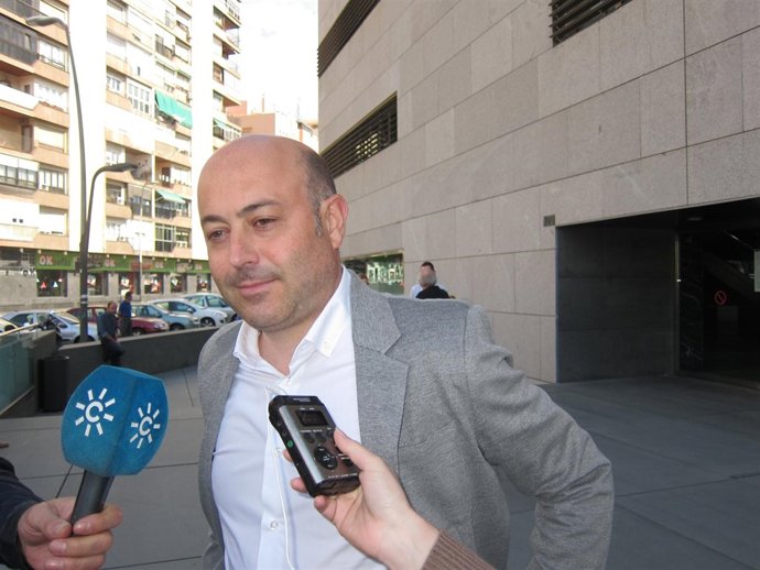 Clemente García, a la salida de la Ciudad de la Justicia de Almería