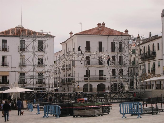 Montaje Del Escenario Del Womad En La Plaza Mayor De Cáceres