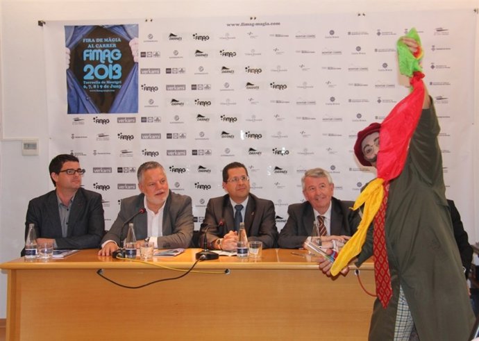 Presentación de la Feria de Magia en la calle de Torroella de Montgrí