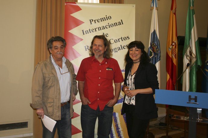 El escritor Dante Medina recoge el premio José Nogales en Huelva.