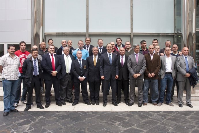 Diego con la plantilla, técnicos y directivos del Bathco