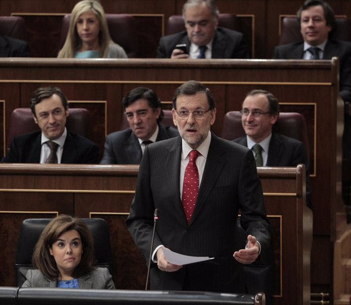 Mariano Rajoy, rodeado de Soraya Sáenz de Santamaría y Alfonso Alonso