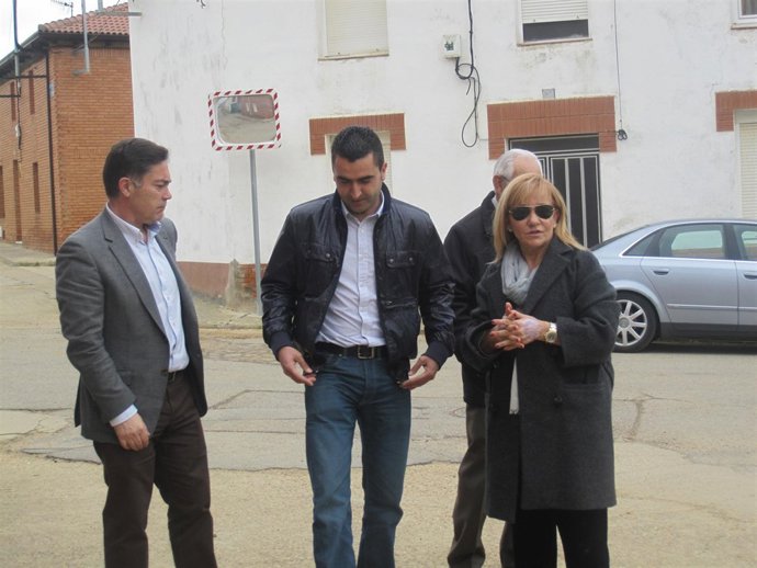 Isabel Carrasco, durante su visita a Matadeón de los Oteros