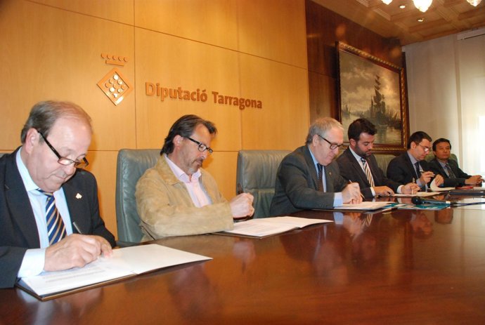 El presidente de la Diputación de Tarragona, Josep Poblet, en la firma  