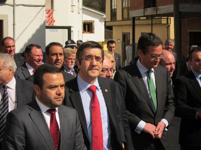 Patxi López y Antonio Basagoiti, paseando por Tuña (Asturias)
