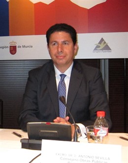 El consejero de Obras Públicas y Ordenación del Territorio, Antonio Sevilla