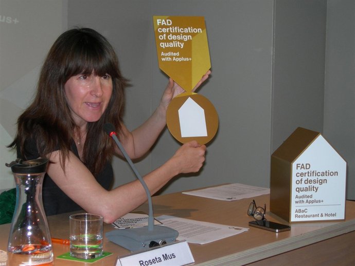 La diseñadora Roseta Mus muestra los galardones FAD al diseño