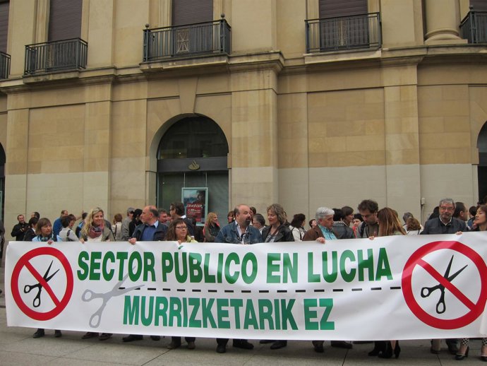 Concentración de sindicatos de la Administración navarra.