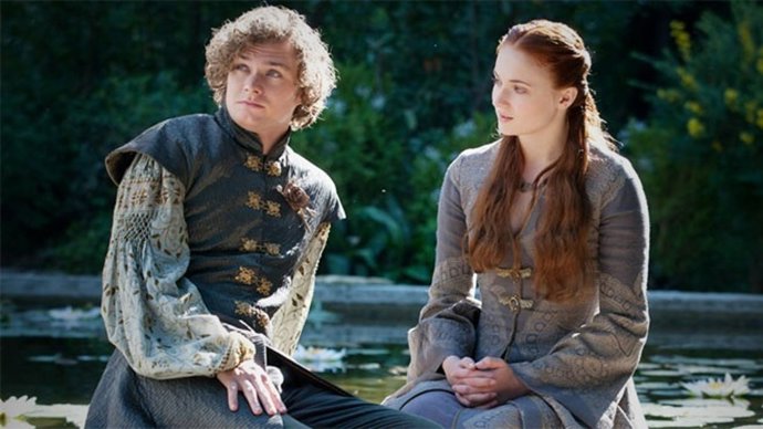 Finn Jones y Sophie Turner en 'Juego de Tronos'