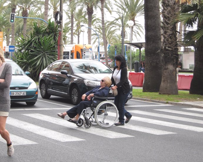 Una Mujer En Silla De Ruedas Pasea Por Alicante