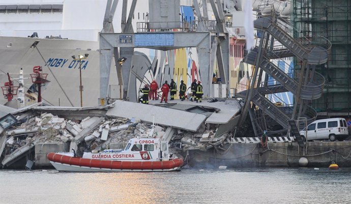 Choque de un barco portacontenedores contra el puerto de Génova