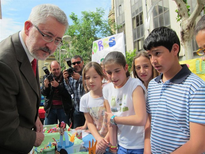 El consejero visita uno de los estands de la Feria de Emprendimiento