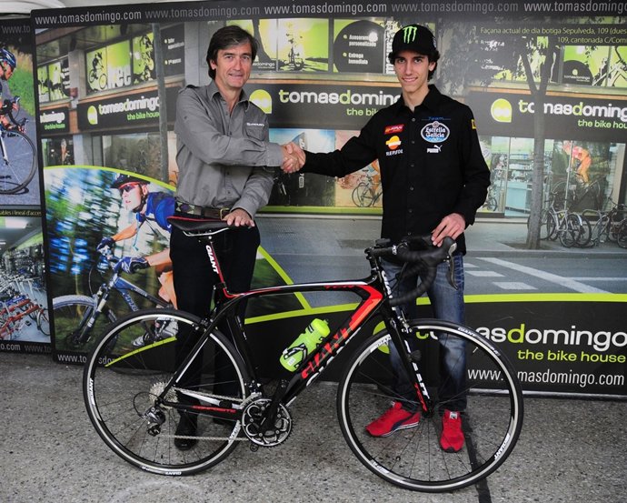 El piloto de Moto3 Àlex Rins con la bicicleta Giant