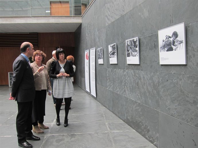 Catalán, Saavedra y Esporrín visitando la exposición
