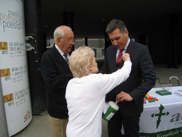 El consejero Ricardo Oliván hace un donativo