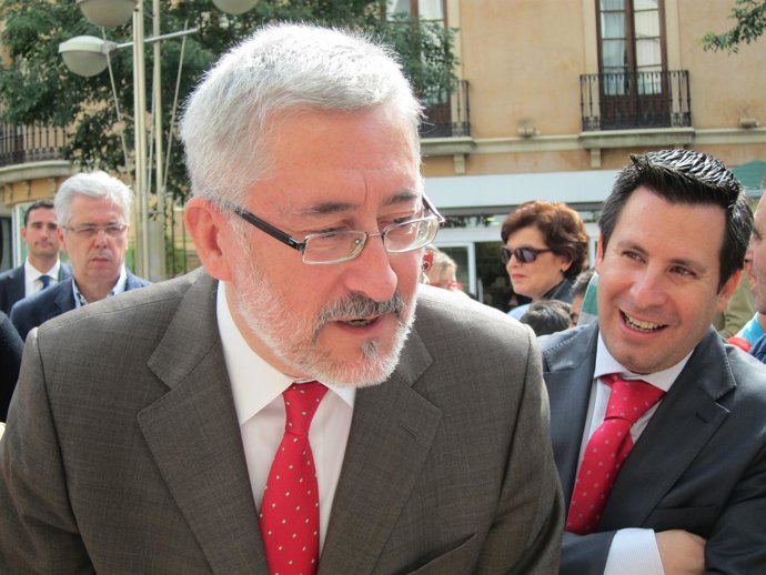 El consejero de Economía (en primer plano) junto al delegado en Córdoba