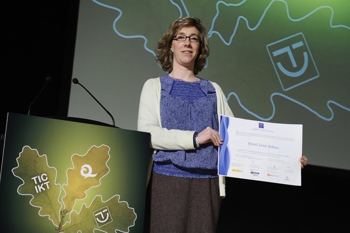 Maribel Galante recibe el Certificado Oficial de Calidad                   