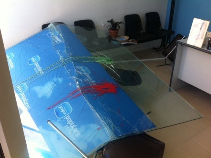 Destrozos en la sede del PP de Mataró. 1 de mayo de 2013