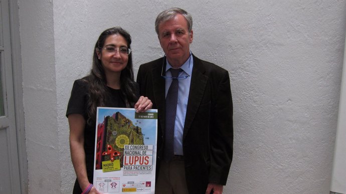 Rubio y Gil posan con el cartel del congreso de lupus