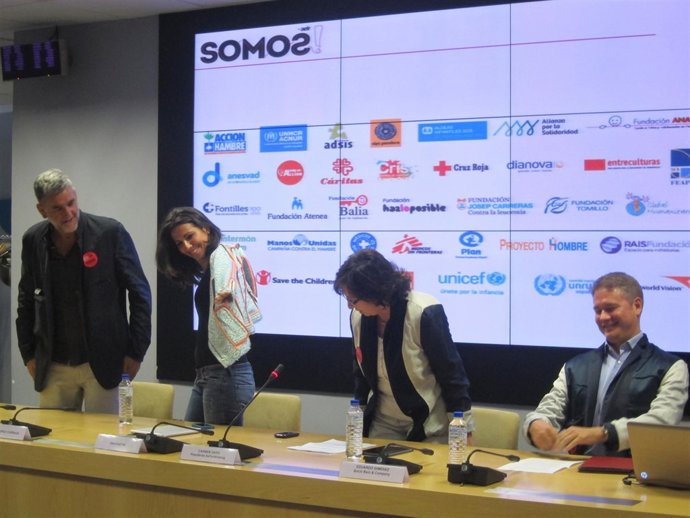 Los portavoces 'Somos' se han puesto la chaqueta del revés como gesto simbólico